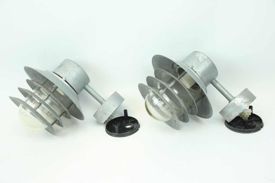 Fasadlampor, ett par, för utomhusbruk, metall/glas.