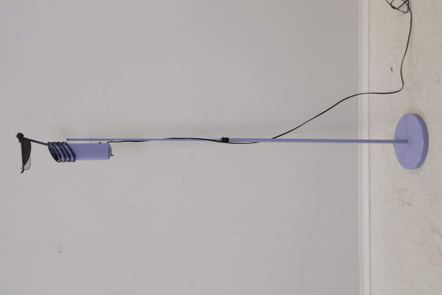 Golvlampa, höj/sänkbar, metall/plast/spegelglas, "Skarabé", Ateljé Lyktan.