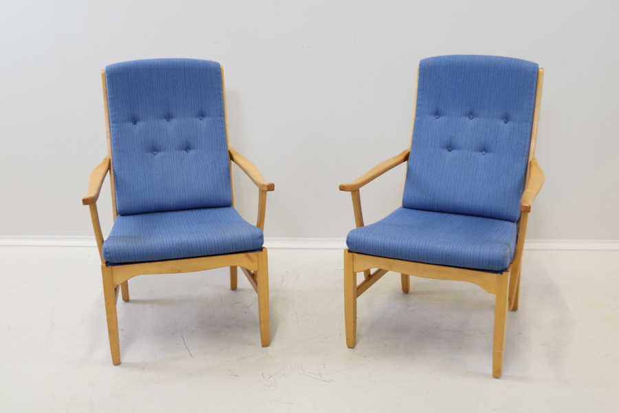 Carl Malmsten, "Vapensmeden", karmstolar , 2 st, björk/textil.