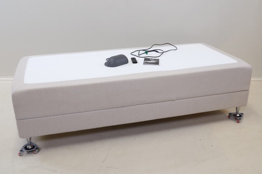 Säng, ställbar, Viking, med fjärrkontroll samt tillbehör.