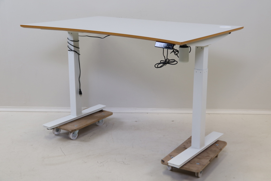 Skrivbord, höj/sänkbart, trä/metall.