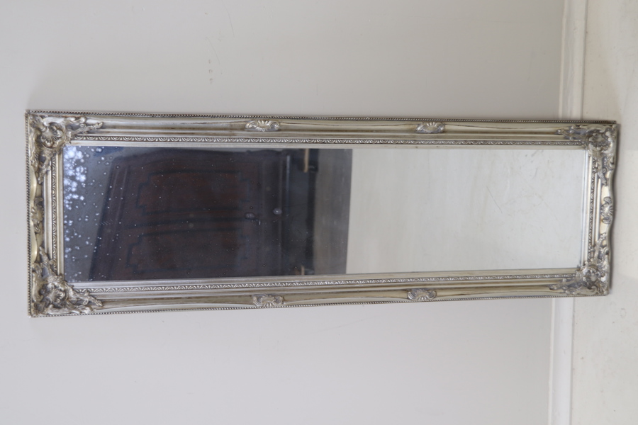 Spegel, bemålat trä.