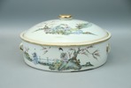 Terrin med lock, porslin, Kina, 1900-tal.