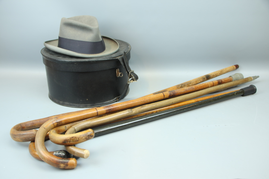 Käppare, 6 st, trä, samt hatt, Stetson med hattask.