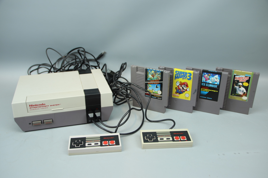 Nintendo NES, spelkonsol 2 st handkontroller, 4 st spel, tillbehör.