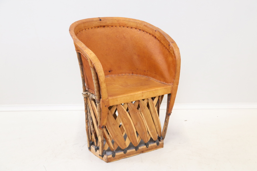 Fåtölj, equipaleskinn/trä, Mexico, 1900-talets andra hälft.