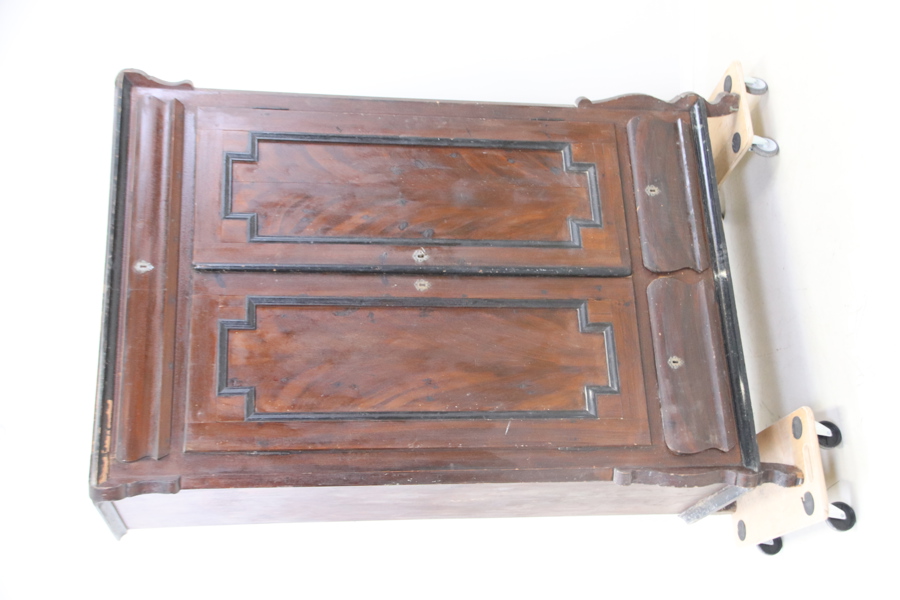 Klädskåp med 2 lådor, ådringsmålat trä, 1800-talets andra hälft.