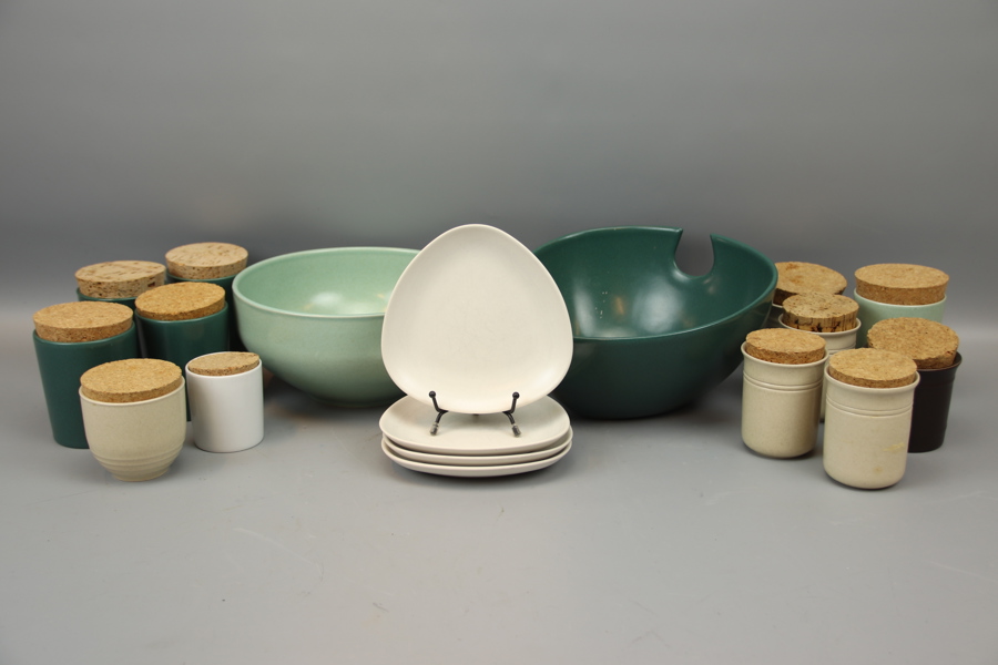 Skålar, burkar och fat, keramik, bl.a Höganäs Keramik.