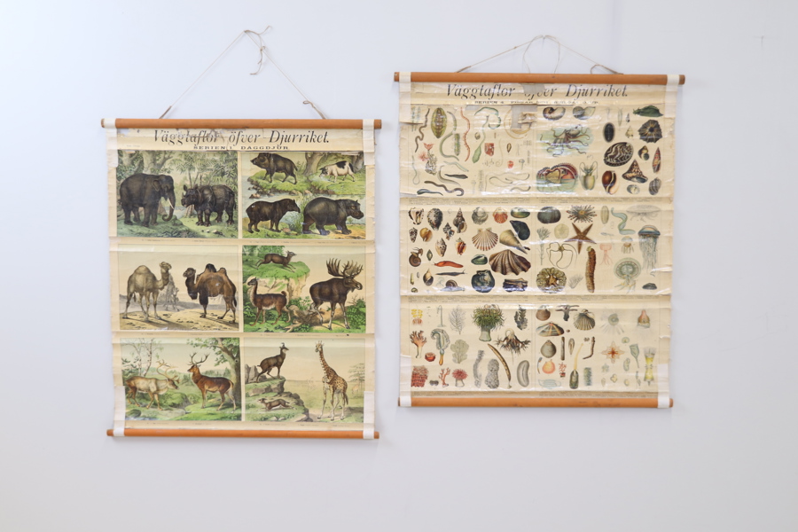 Skolplanscher, 2 st, textil/trä.