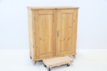 Skåp, avlutad furu.