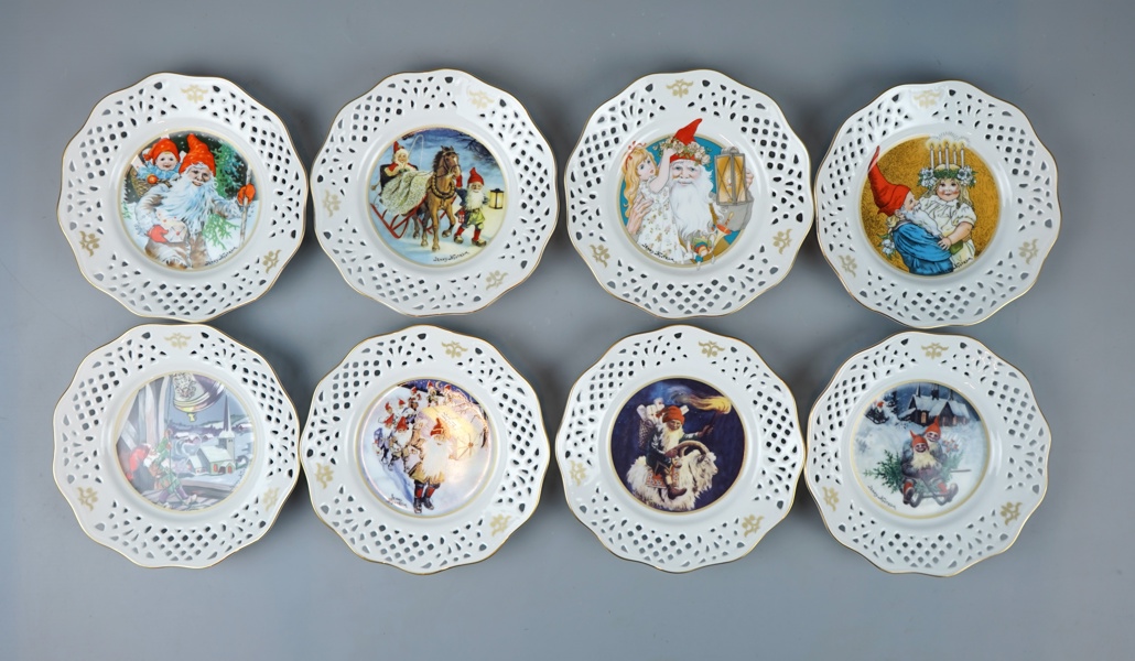 Assietter/jultallrikar, 8 st, porslin, nr 1-8, Jenny Nyström, Nils Holgersson Gården, Kalmar Läns Museum.