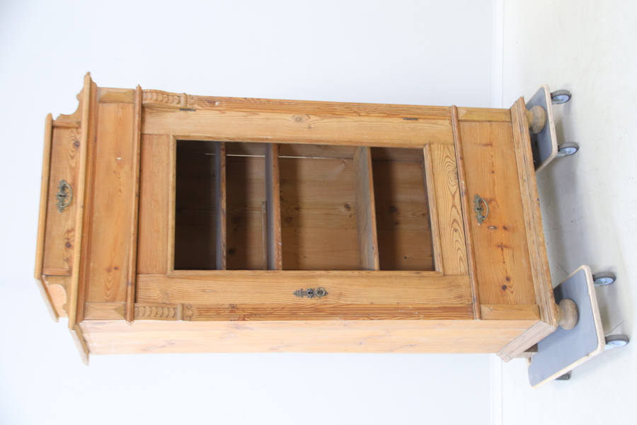 Skåp, avlutad furu.