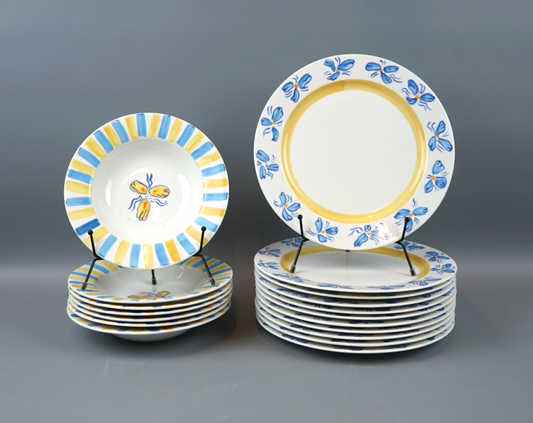 Ulrika Hydman Vallien, mattallrikar och djupa tallrikar, 18 delar, porslin, ''Nice Flower''.