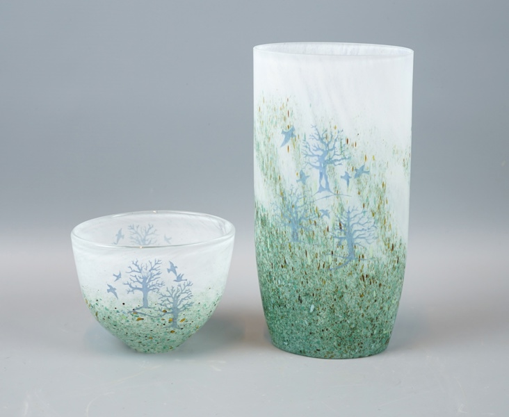 Kjell Engman, skål och vas, glas, ''Oktober'', Kosta Boda, signerade.