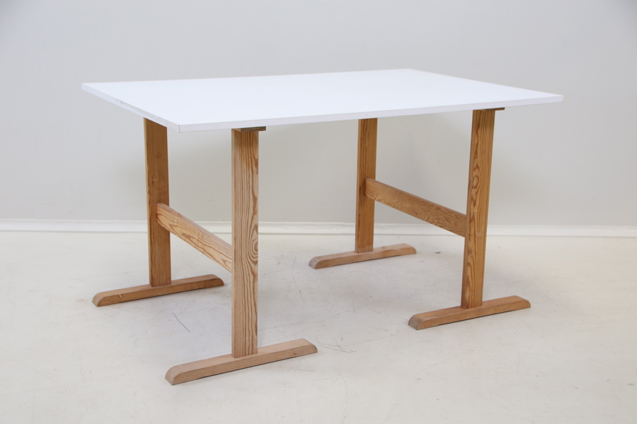 Bord på bockar, furu.