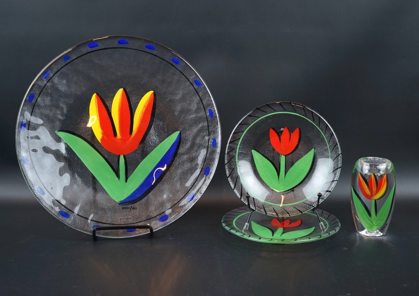 Ulrica Hydman Vallien, fat, assietter och ljusstake, 4 delar, glas, ''Tulipa'', Kosta Boda.