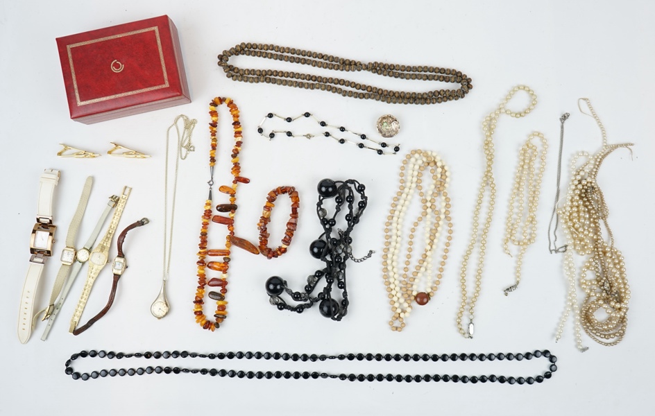 Bijouterier, ett parti, bl.a bärnsten.