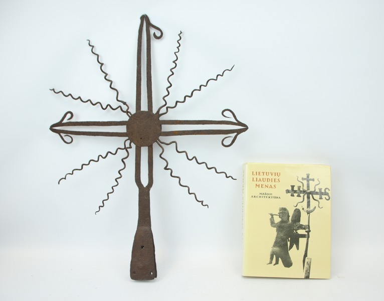 Sakral takdekoration, smide, samt bok.