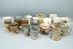 Muggar och bägare, ett parti, keramik, delvis signerade.