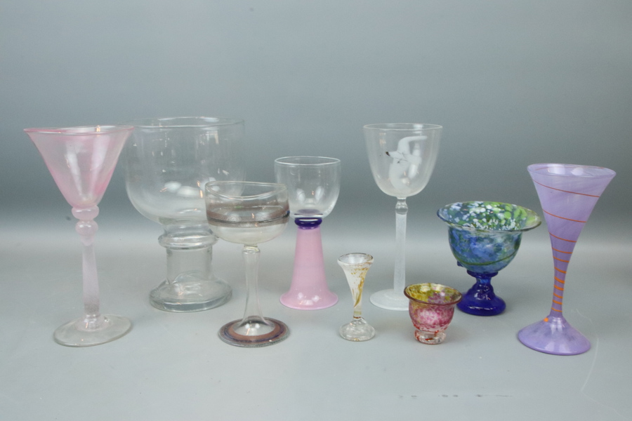 Konstglas, 9 delar, delvis signerade.