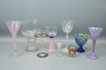 Konstglas, 9 delar, delvis signerade.