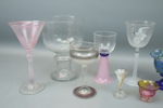 Konstglas, 9 delar, delvis signerade.