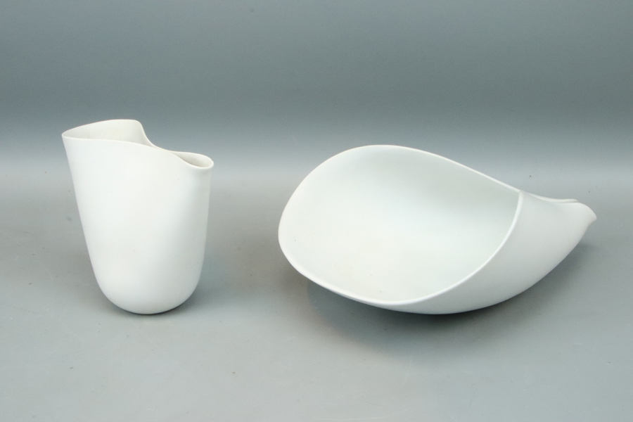 Stig Lindberg, vas och skål, "Veckla", vitglaserat stengods, Gustavsberg.