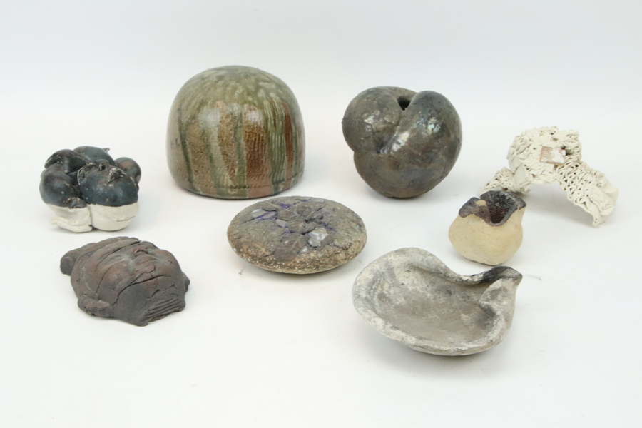 Konstkeramik, 8 delar, bl.a Ulla Viotti, delvis signerade.