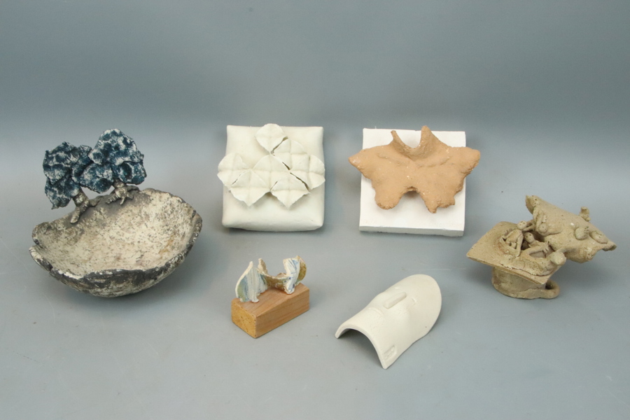 Konstkeramik, 6 delar, delvis signerade.