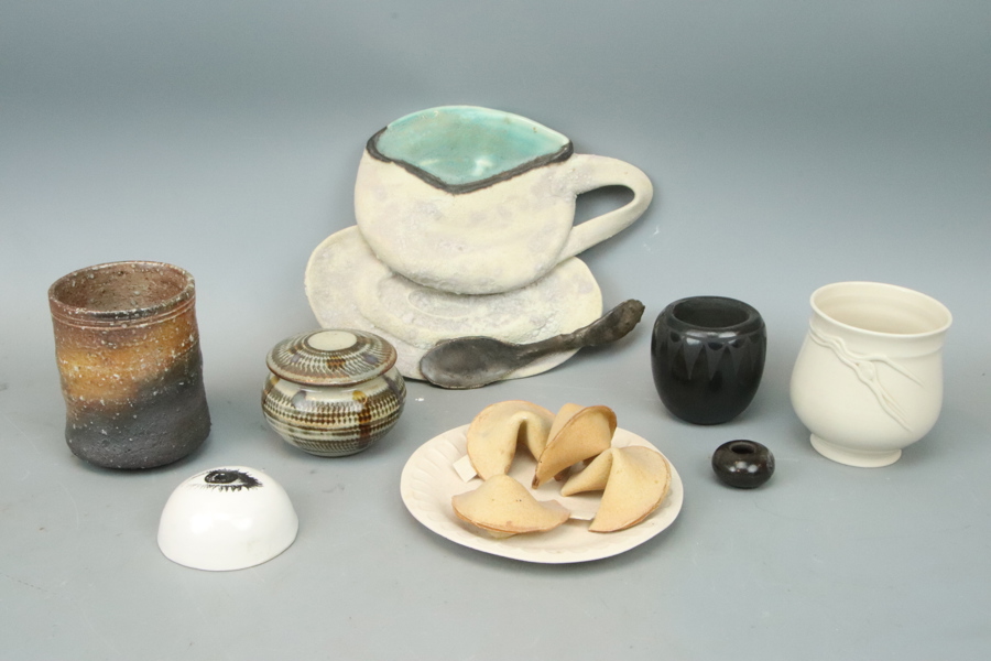 Konstkeramik, 7 delar, delvis signerade.