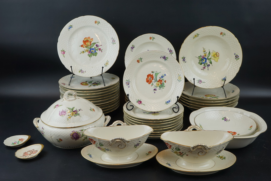 Matservis, 43 delar, porslin, "Preussisk blomst", Bing & Gröndahl, 1900-tal.