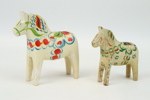 Dalahästar, 2 st, trä, bl.a G.A Olsson, Nusnäs, 1900-tal.