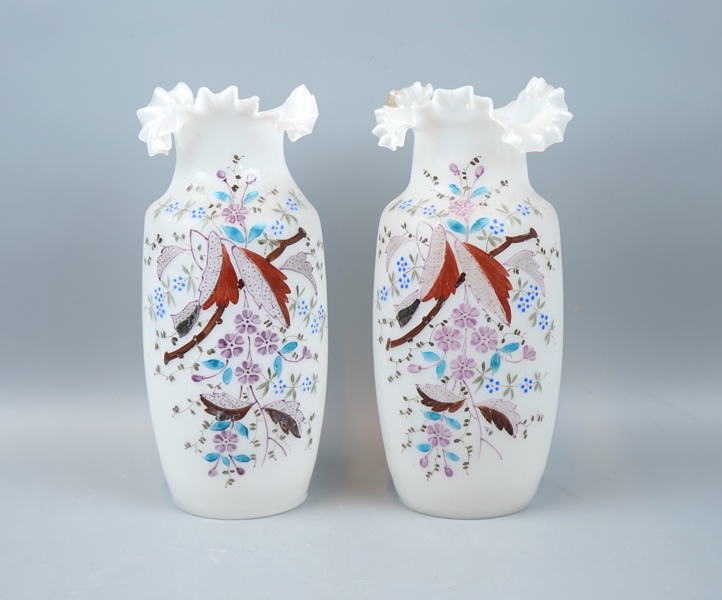 Vaser, ett par, blästrat och bemålat glas, 1800-talets senare del.