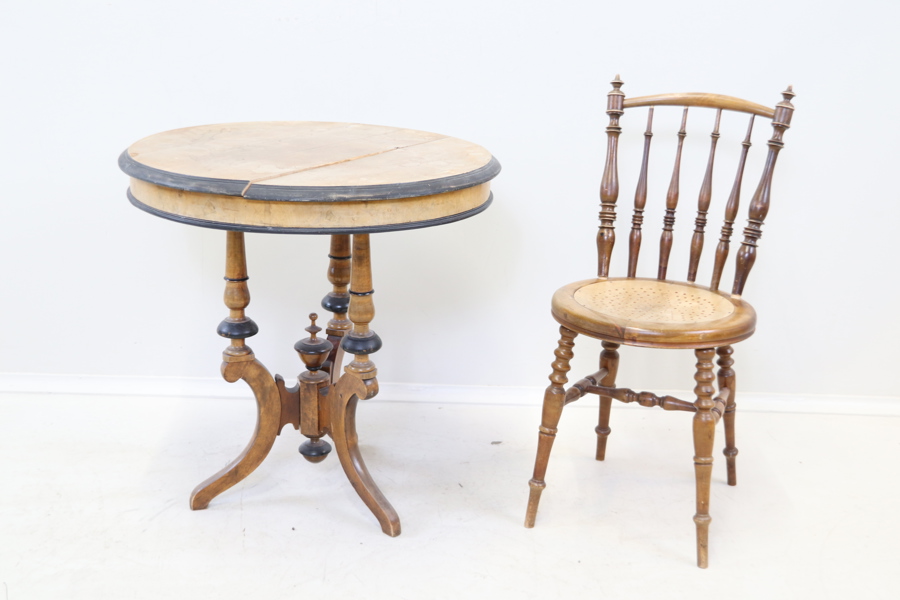 Bord och stol, trä.