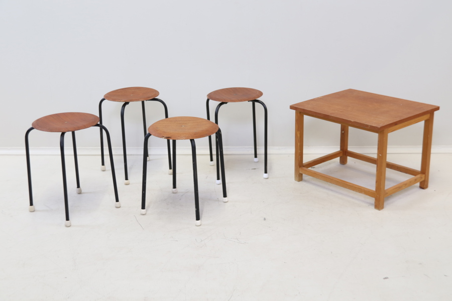 Bord och pallar, 5 delar, trä/metall.