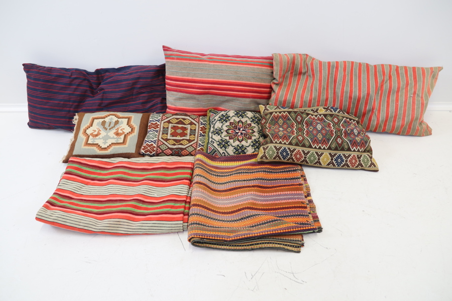 Kuddar m.m, ett 9 delar, allmogetextil.