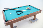 Biljardbord, trä, komplett med 2 köer och kulor.