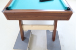 Biljardbord, trä, komplett med 2 köer och kulor.