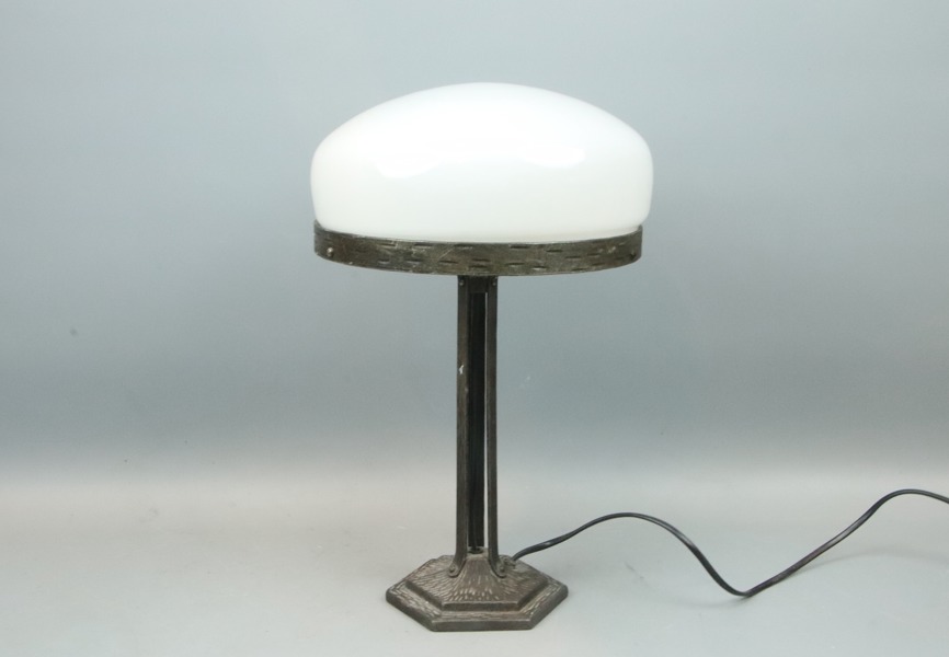 Bordslampa, Strindbergsmodell, metall/glas, 1900-tal.