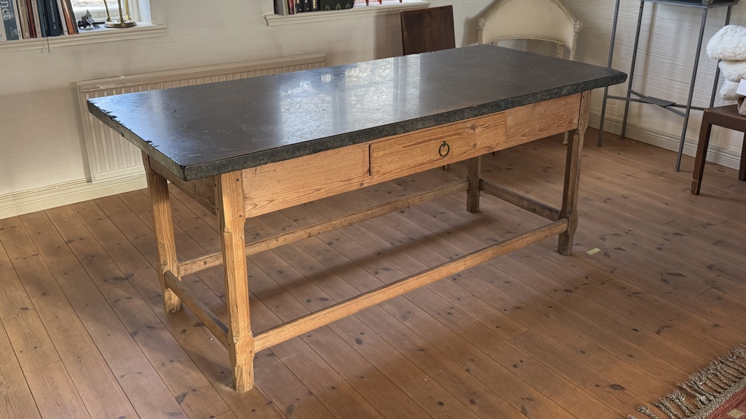 Stenbord, skånskt allmoge, med skiva i komstadsten. 