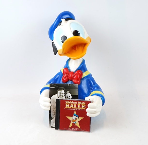 Tidningshållare, ''Kalle Anka'', plast, Disney, samt foto och cd-skiva.