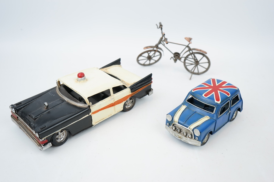 Leksaksbilar och cykel, 3 delar, metall.