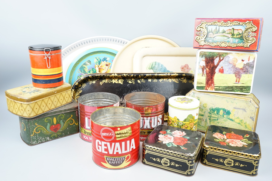 Burkar och brickor, ett parti, metall.