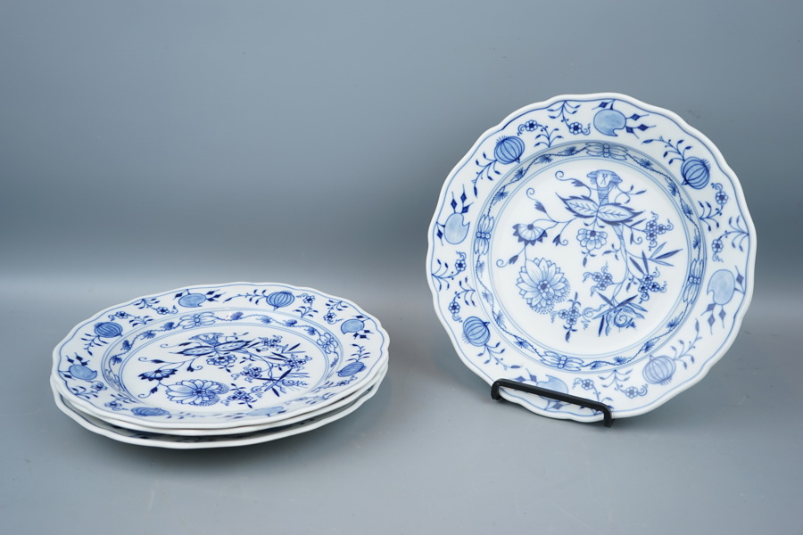 Tallrikar, 4 st, porslin, lökmönster, Meissen.