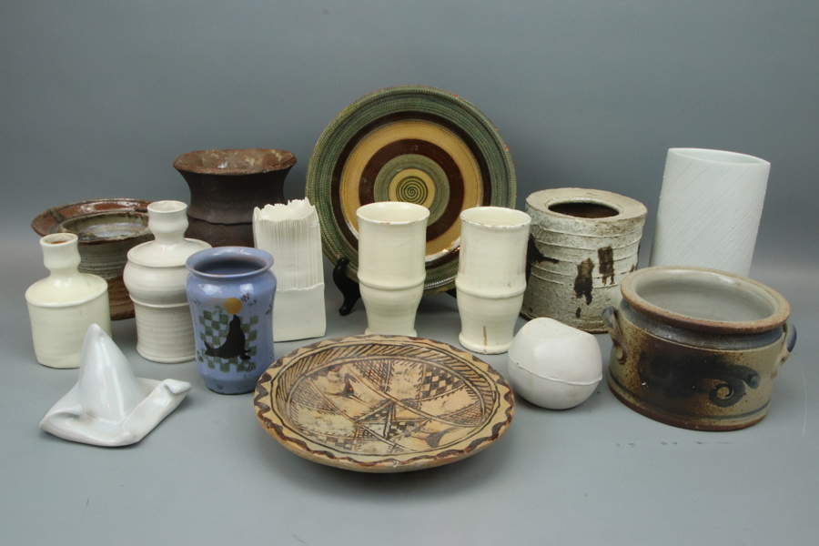 Kerami, ett parti, delvis signerat.