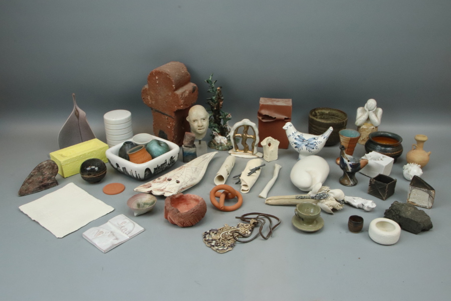 Keramik, ett parti, delvis signerat.