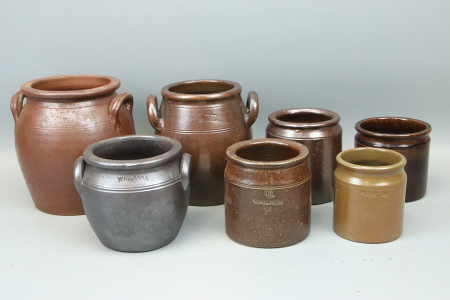 Krus, 7 st, keramik, bl.a Wallåkra och Höganäs.