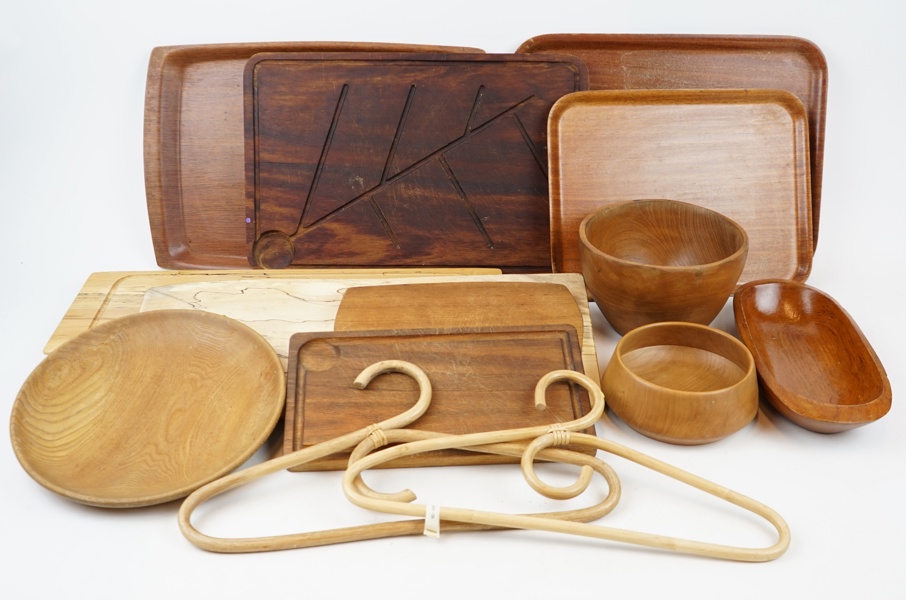 Skärbrädor, brickor m.m, ett parti, trä, bl.a Söwe Konst.