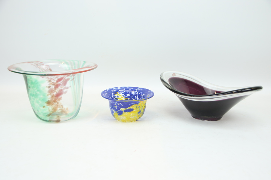 Skålar, 3 st, glas, bl.a Ulrika Hydman Vallien, Bodafors, signerad.