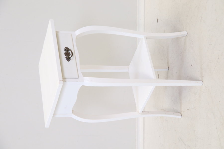 Sängbord med låda, bemålat trä, 1900-tal.